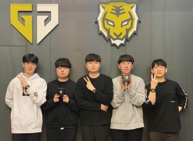 歐文在盧卡缺席時的表現，雷霆無中鋒策略及勇士的防守調整.