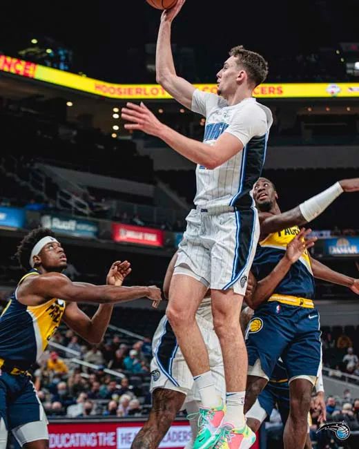 北京时间10月20日3：00，西甲第10轮，凭借姆巴佩的世界波和维尼修斯的破门，皇马客场2-1力克塞尔塔，收获两连胜，先赛一场积分追平榜首的巴萨.