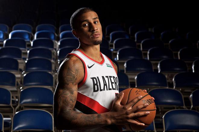 马奎尔指着哈弗茨鼻子怒骂：作弊的小人！阿森纳9号被顶翻