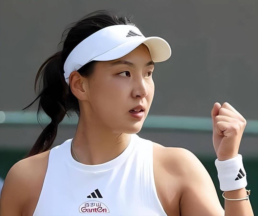 连续两战决胜4扣王者之风！吴梦洁成女排第一尖刀 崴脚后还面带笑容