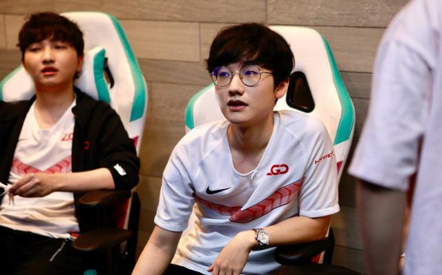 罗马诺：曼联和莱比锡今天重新谈判，谈妥前谢什科会单独训练