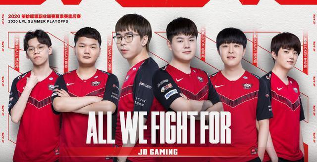 东体：国足前场人员将出现变化，锋线两人会一前一后站位.